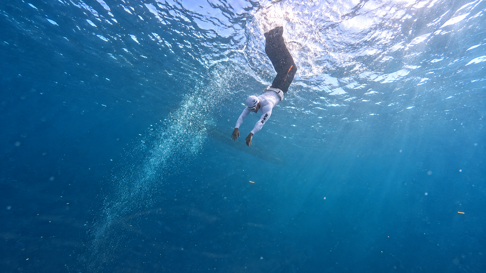 Freediver using whole-body wave movement with AquaQi